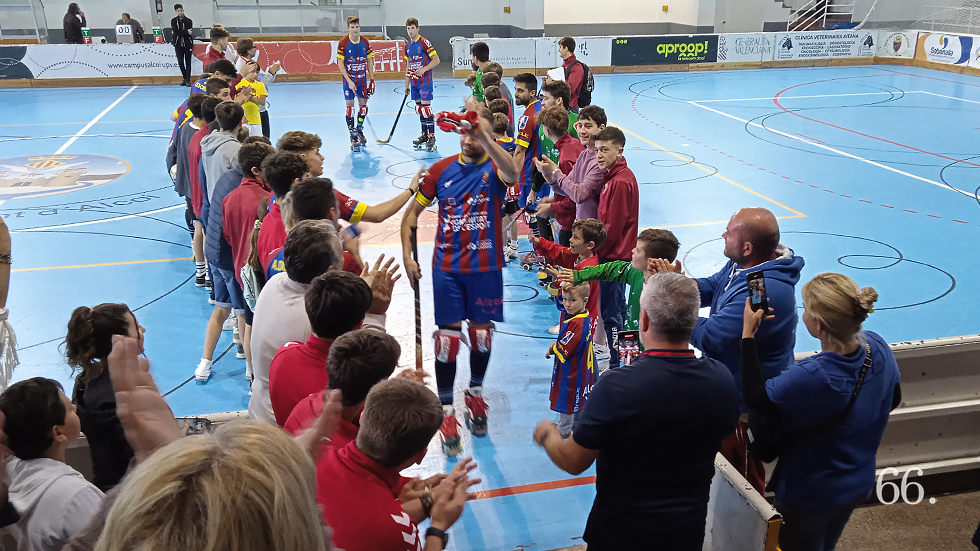 Despedida a los jugadores tras el choque ante el Barça / Foto: CGC