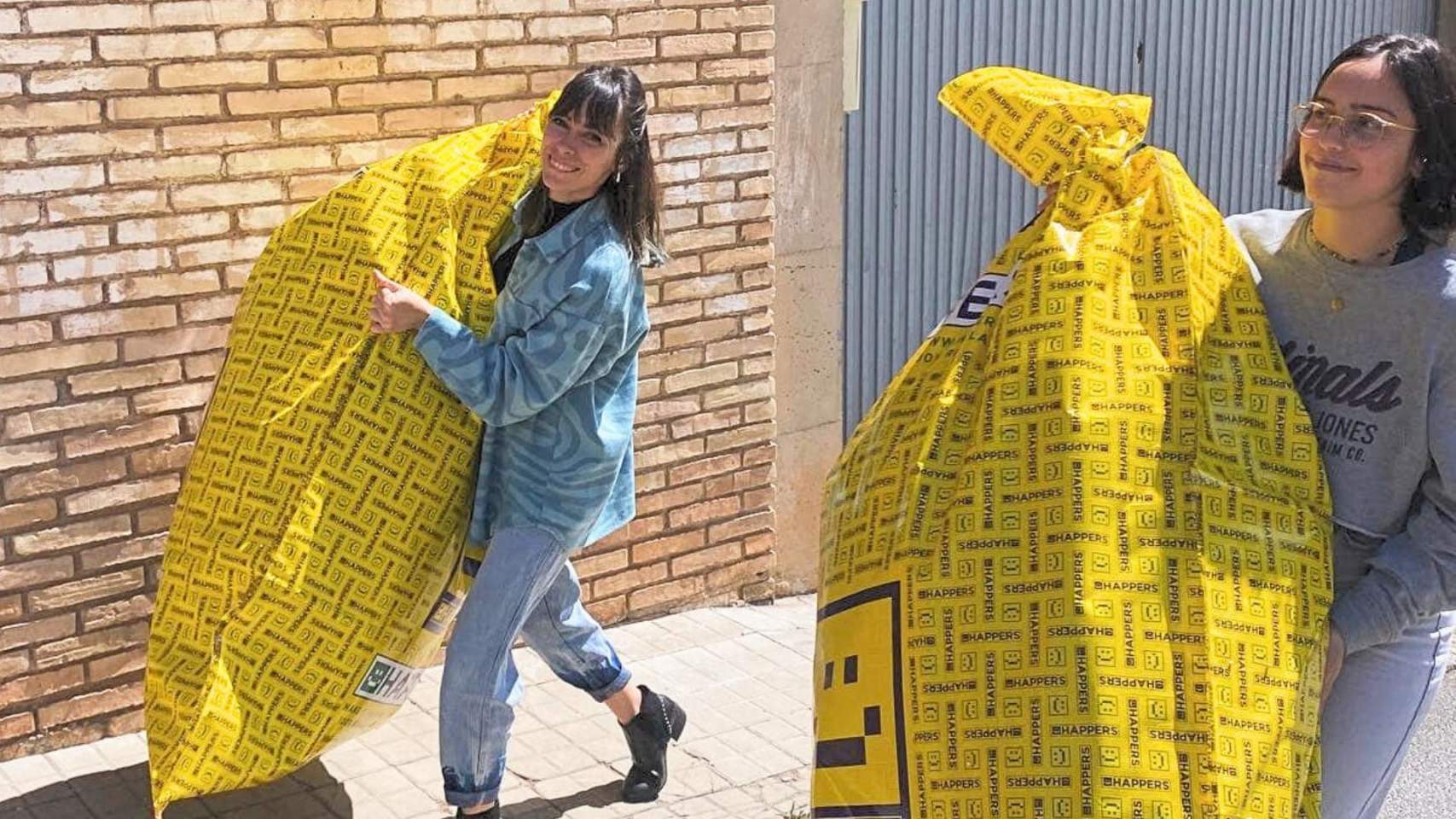 Sonia Garrido i Bea Azorín amb el del premi concurs / Foto EASDAlcoi