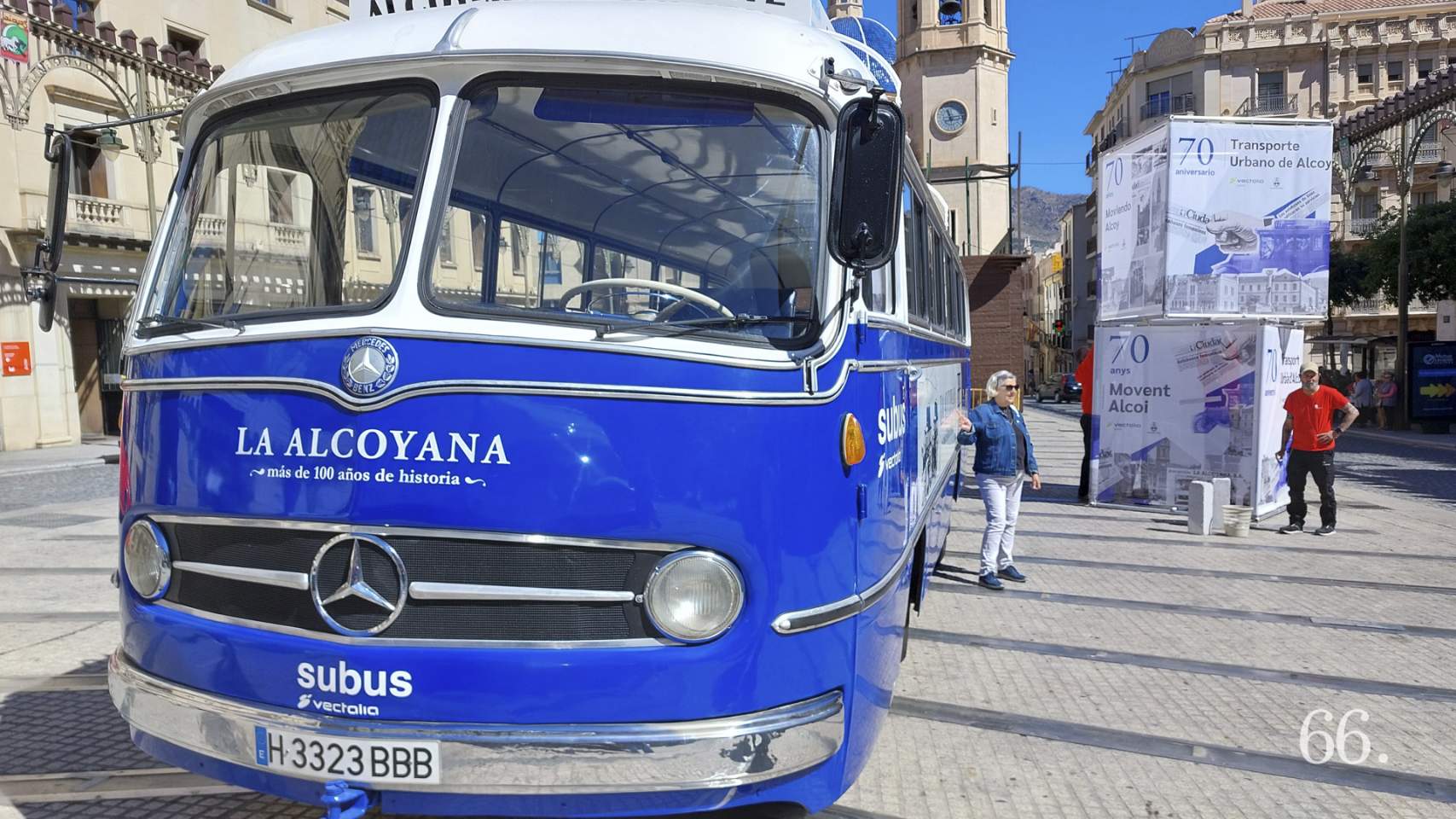 La gente se ha fotografiado con el bus