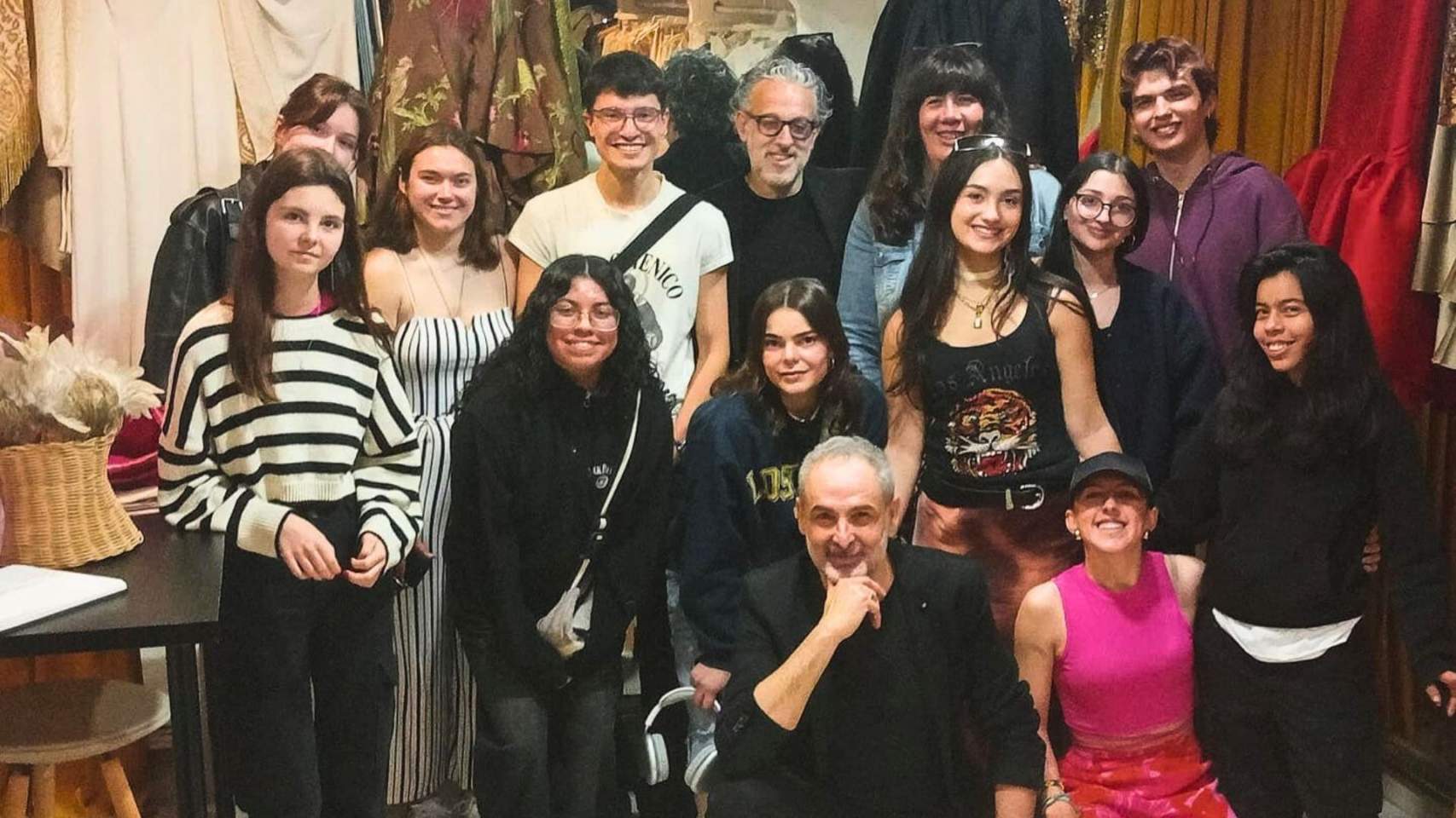 Els alumnes del CFGS de Moda amb els dissenyadors / Foto EASDAlcoi