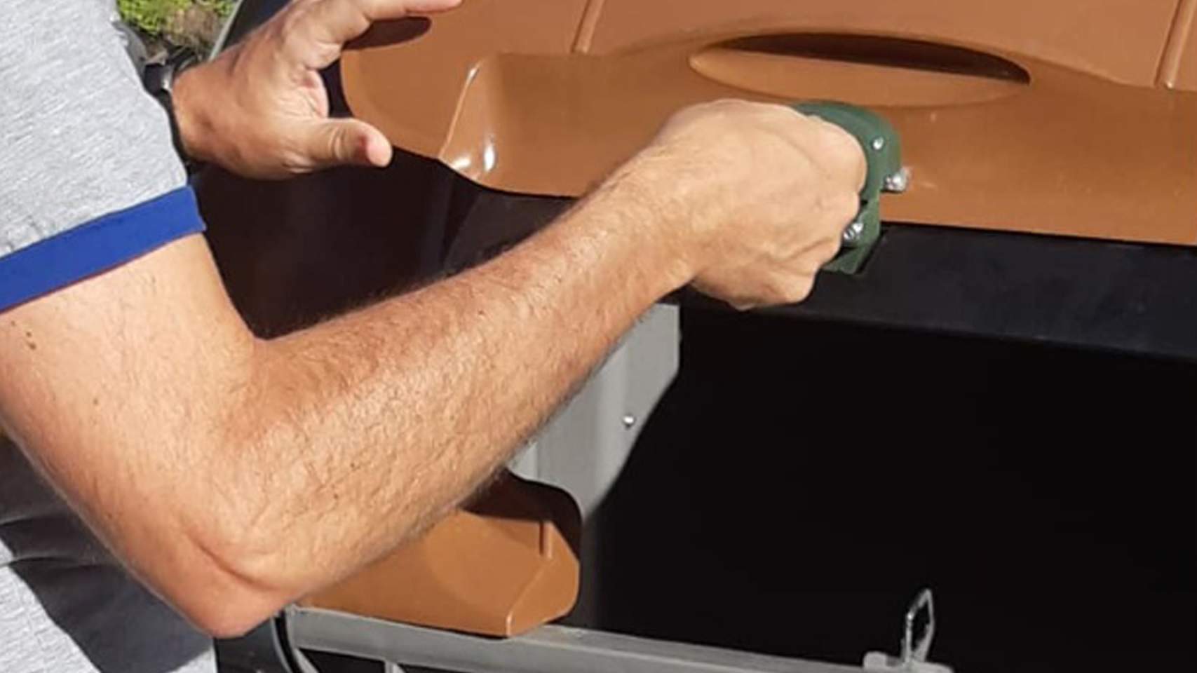 Apertura del contenedor marrón con llave