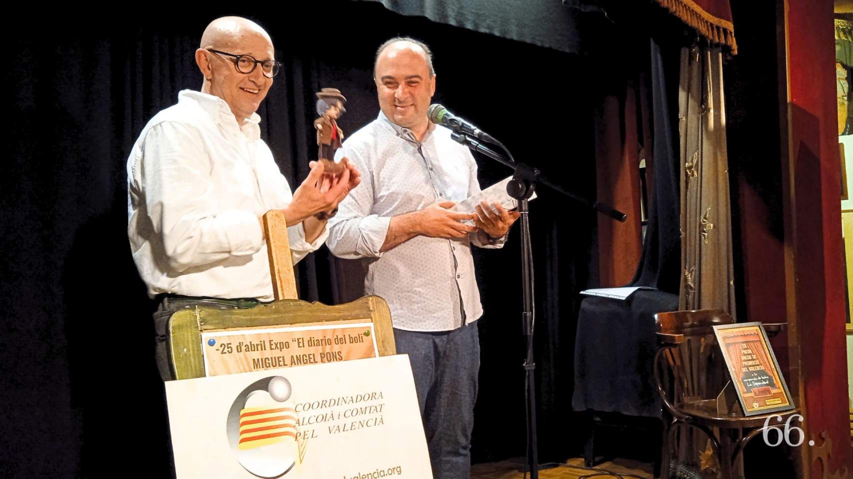 Joanfra Rozalén rep el guardó de mans de Francesc Gisbert / Foto CGC