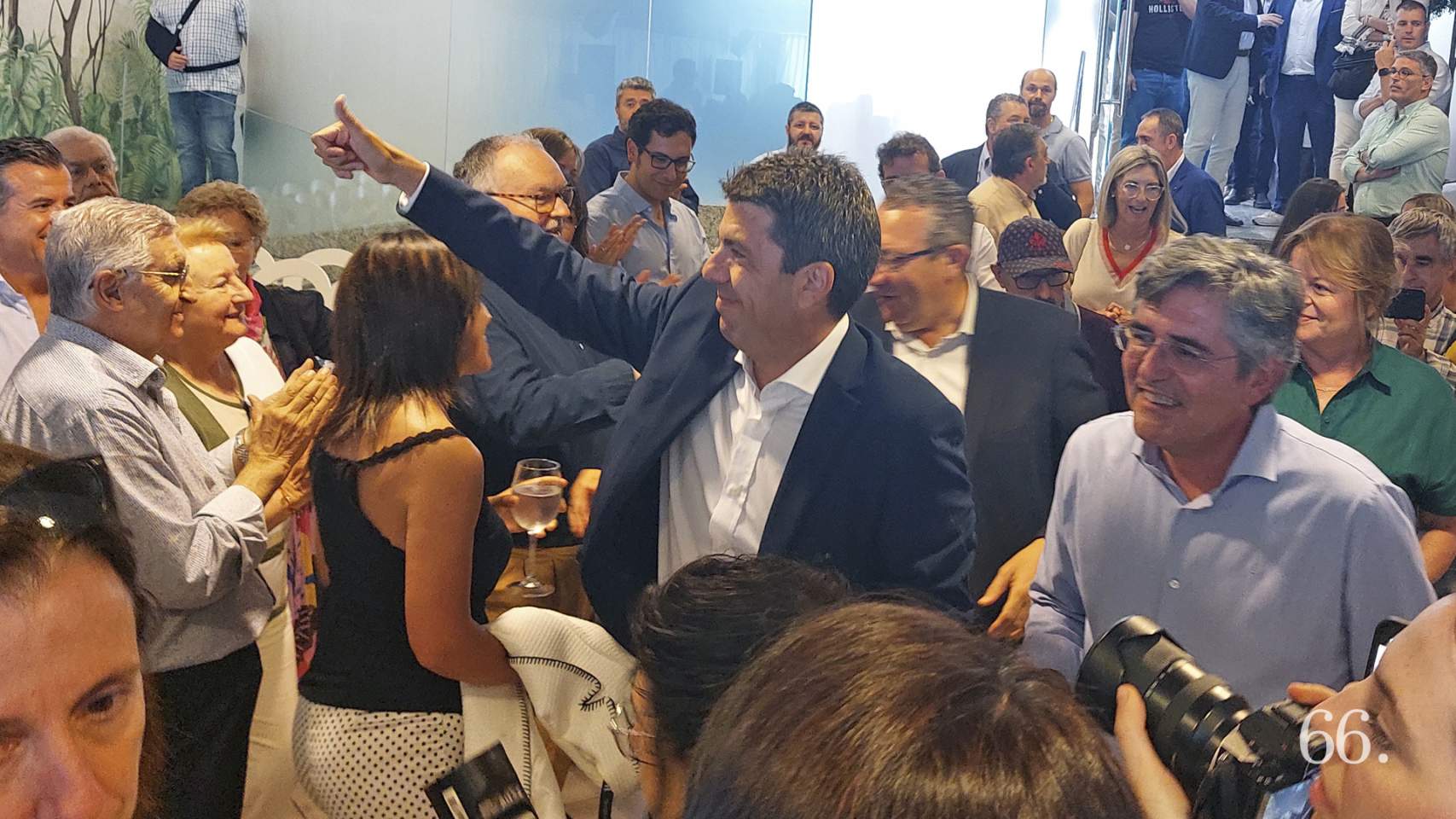 Mazón saluda a los militantes a la entrada del Savoy