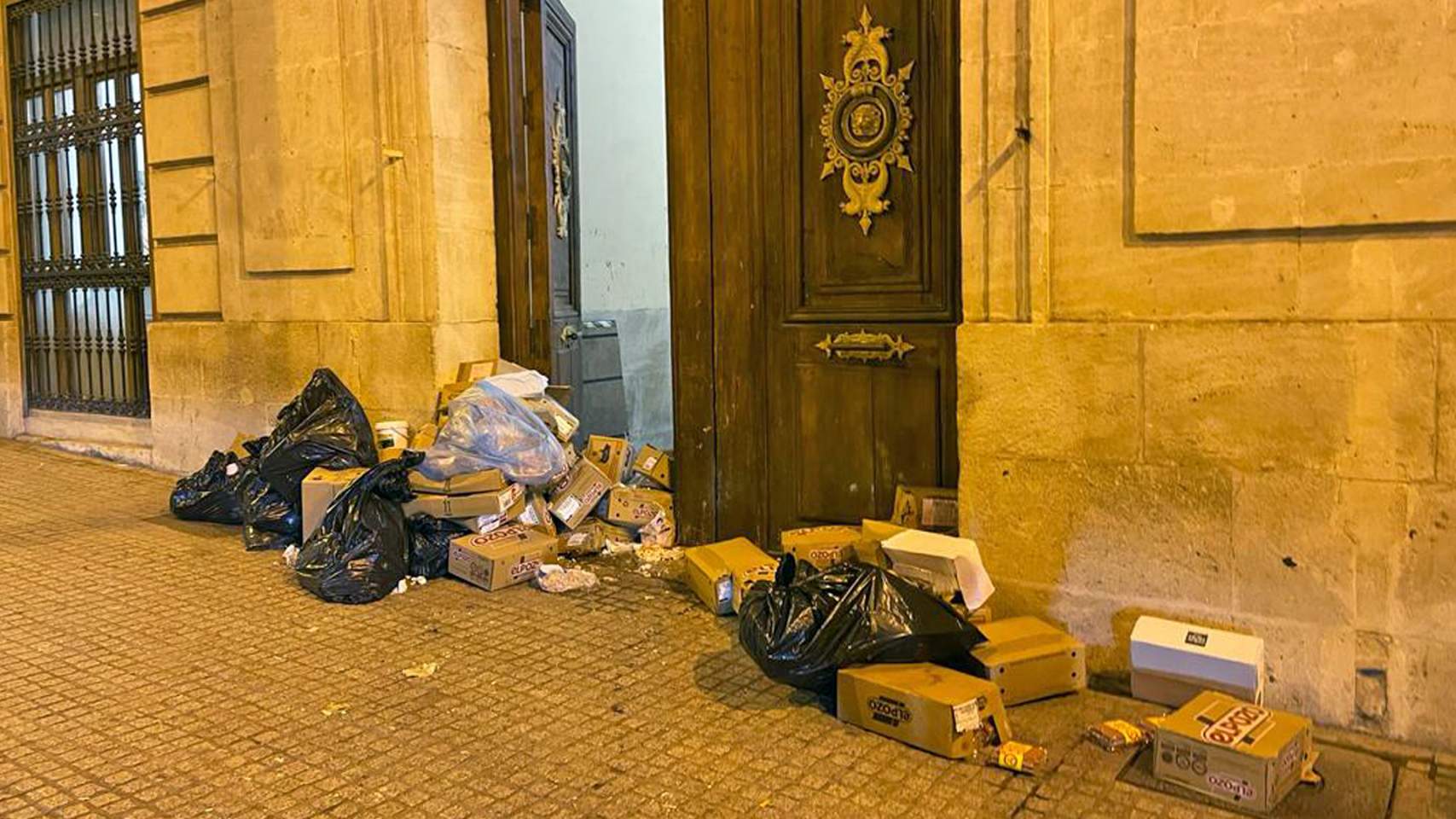 Comida en mal estado vertida en la entrada del Ayuntamiento
