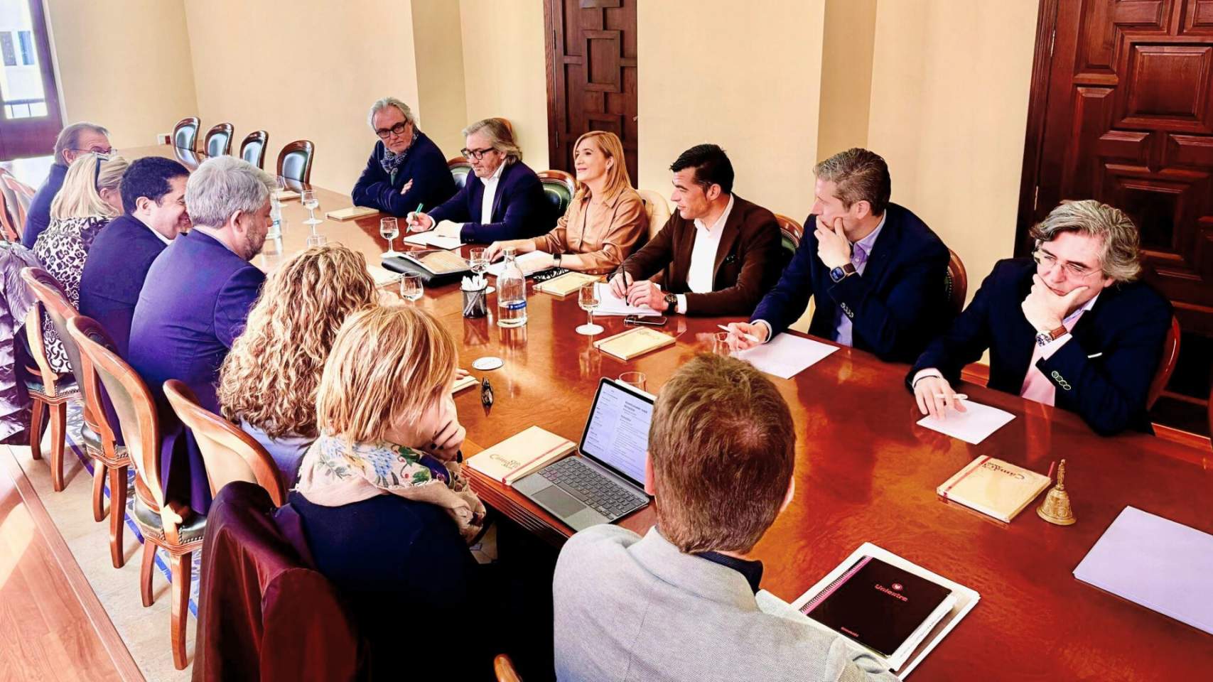 Representantes de Conselleria, Ayuntamiento y Cámara en la reunión con la Consellera / Foto GVA