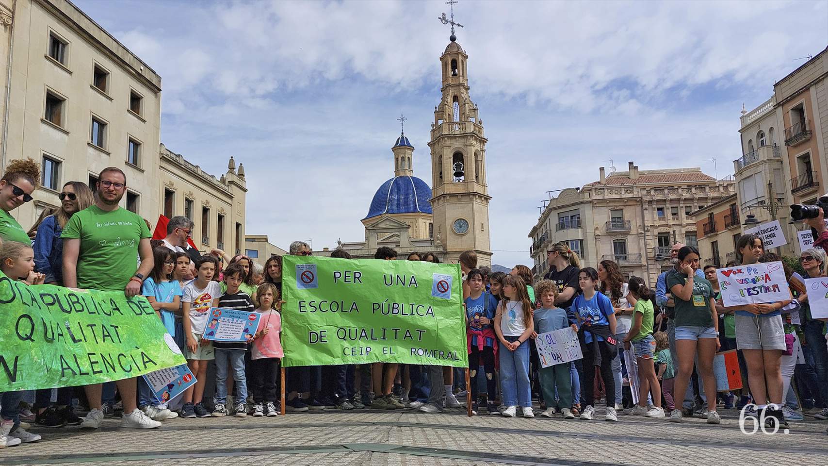 Pancartes en la concentració en la plaça d'Espanya