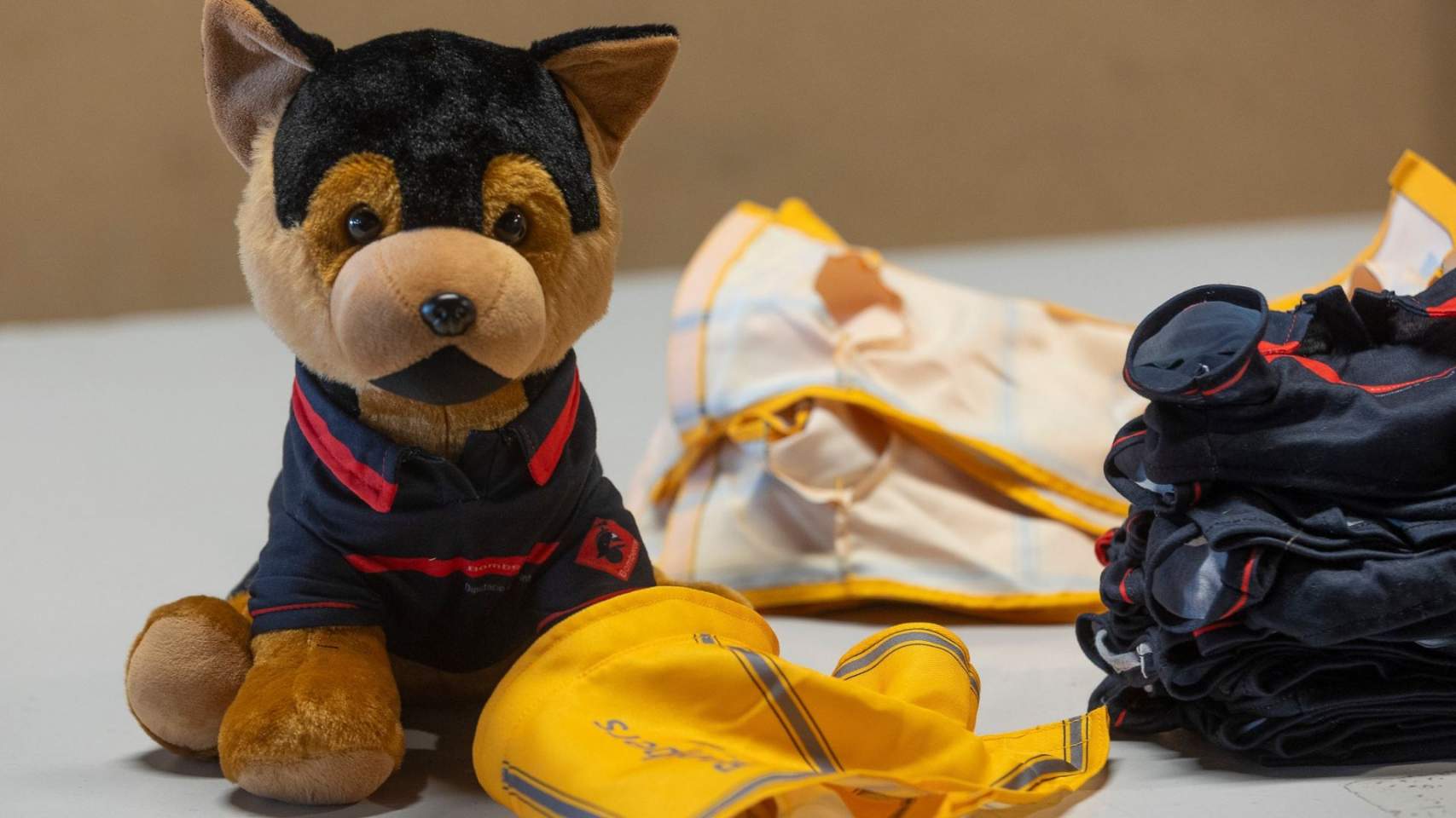 El peluche con sus dos uniformes / Foto CPBDA