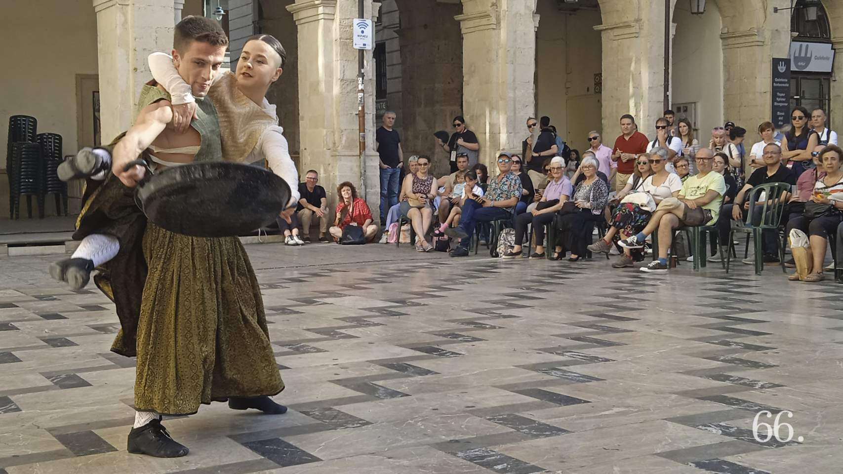 'Al punto' durant la vesprada del dimecres 28 de maig en la plaça de Dins