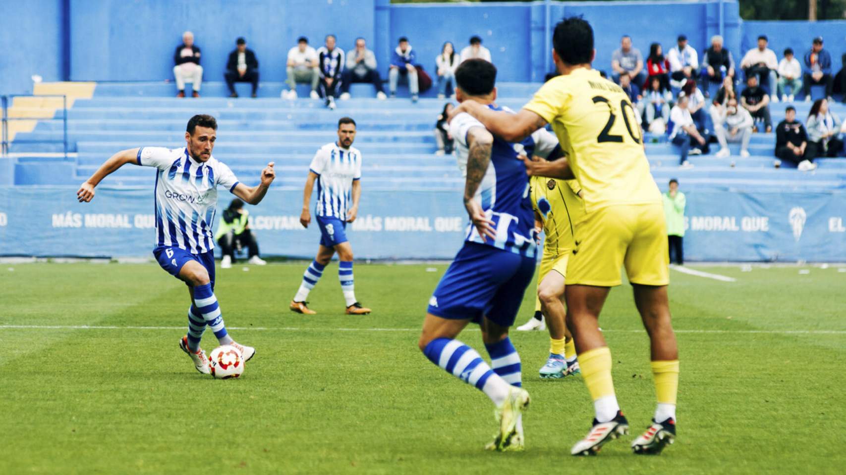 Ataque blanquiazul ante el Intercity / Foto: Web CDAlcoyano