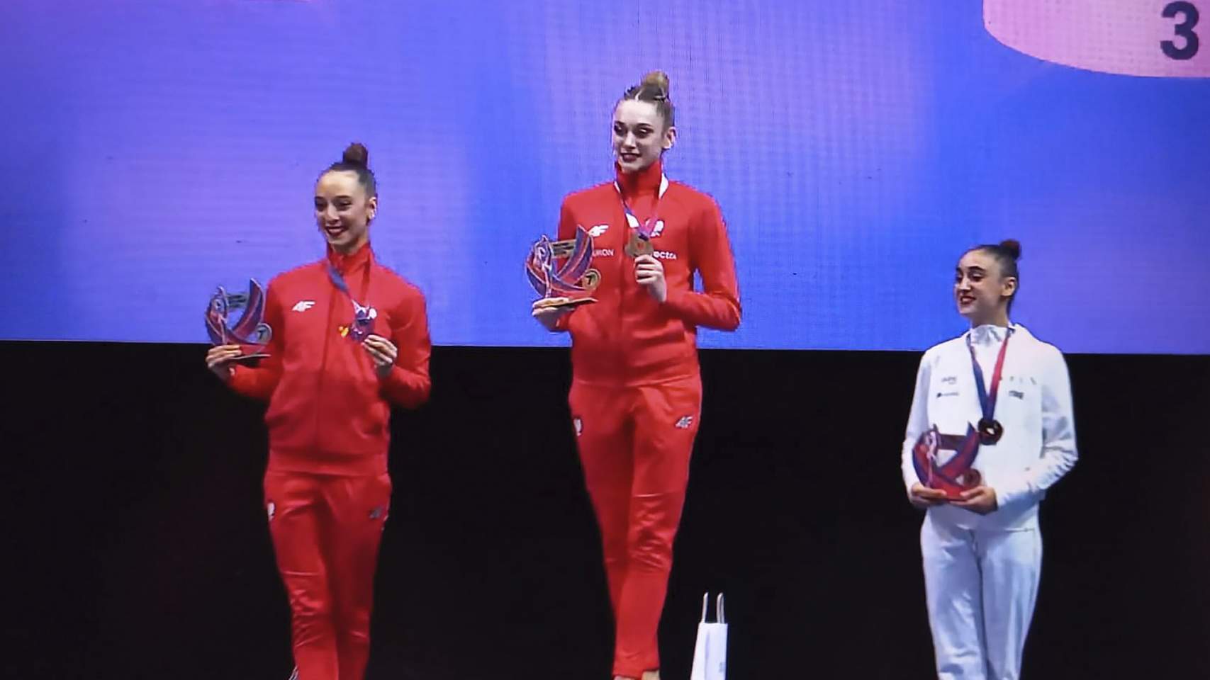 Daniela Picó, de blanco, en el podio de Polonia