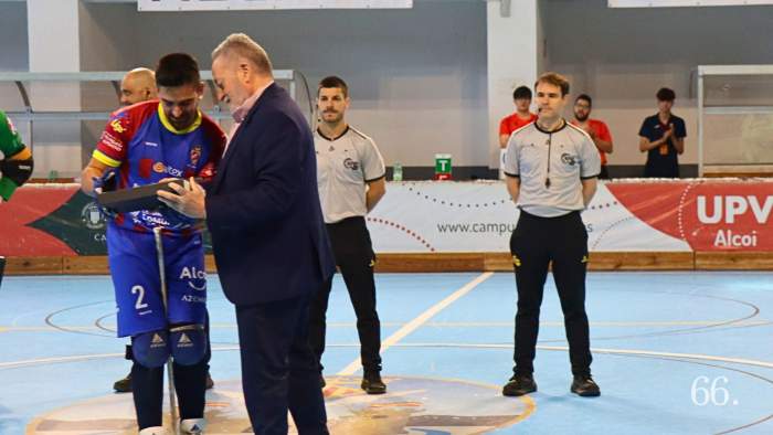 Andrés Hernández entrega una placa homenaje a Ferran Formatjé / Foto CGC