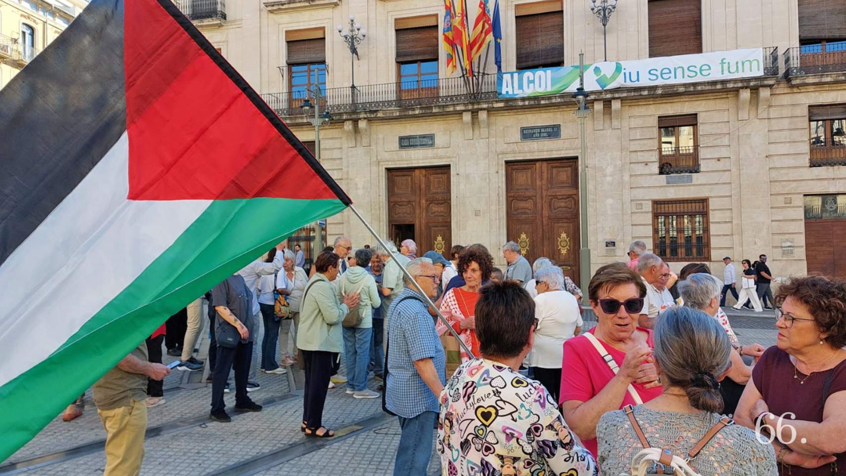 Bandera i participants en la concentraci&oacute; en suport a Palestina