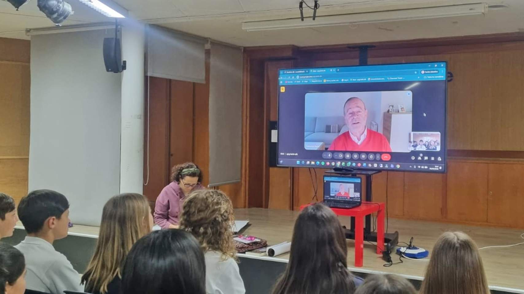 L’escriptor Fernando Nadal ensenya a l’alumnat de La Salle el procés creatiu d'una novel·la