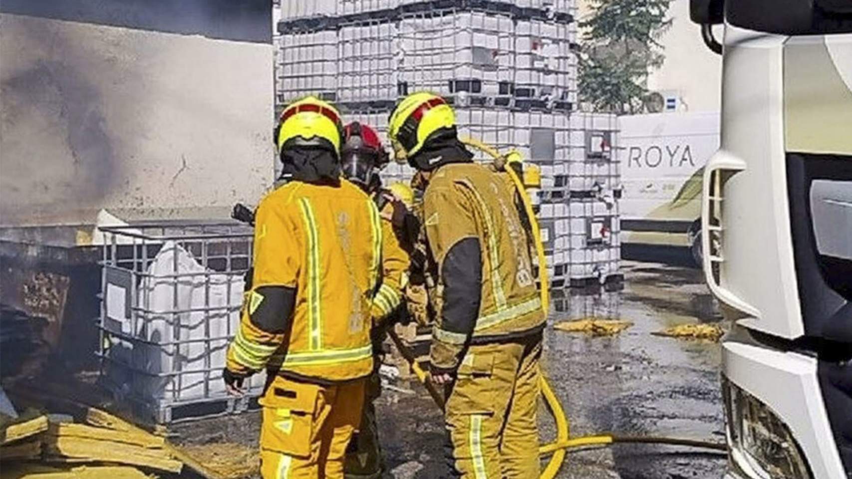 Sufoquen dos contenidors incendiats a l’exterior d’Aceites Troya