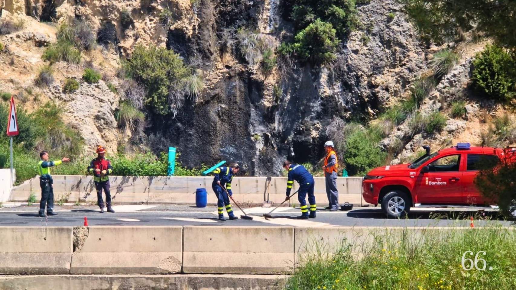 Treballs de neteja fora del t&uacute;nel despr&eacute;s de l'accident / Foto: OLE