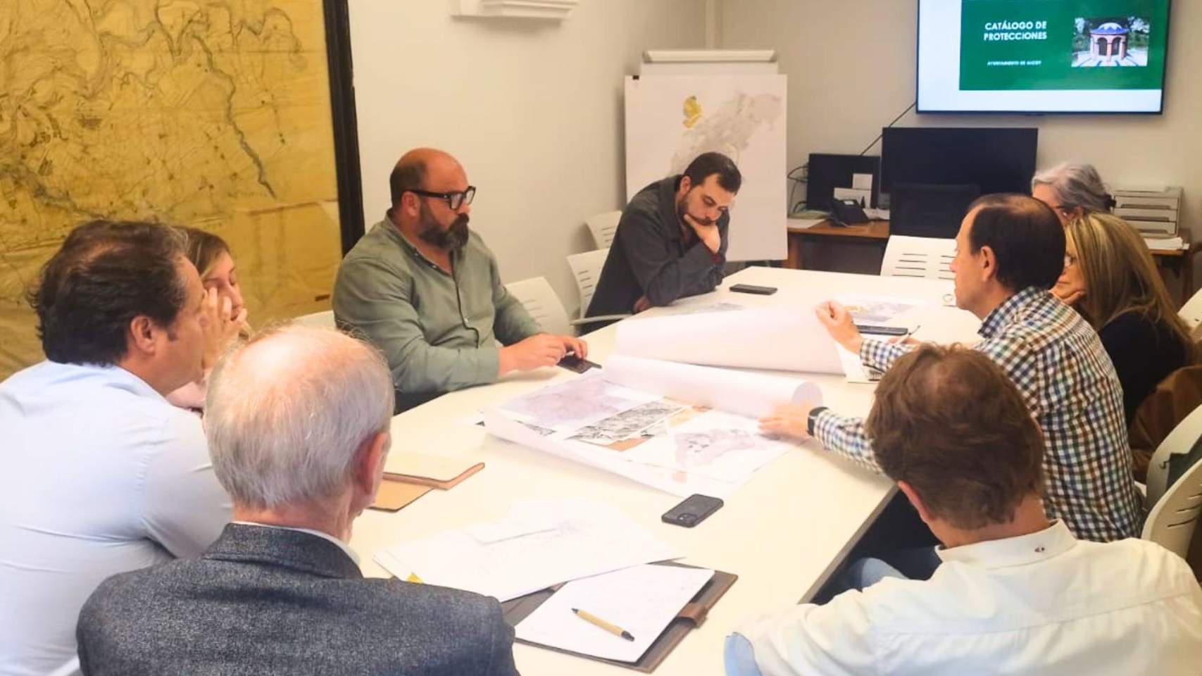Reuni&oacute; de la presentaci&oacute; del cat&agrave;leg als grups municipals / Foto: AdA