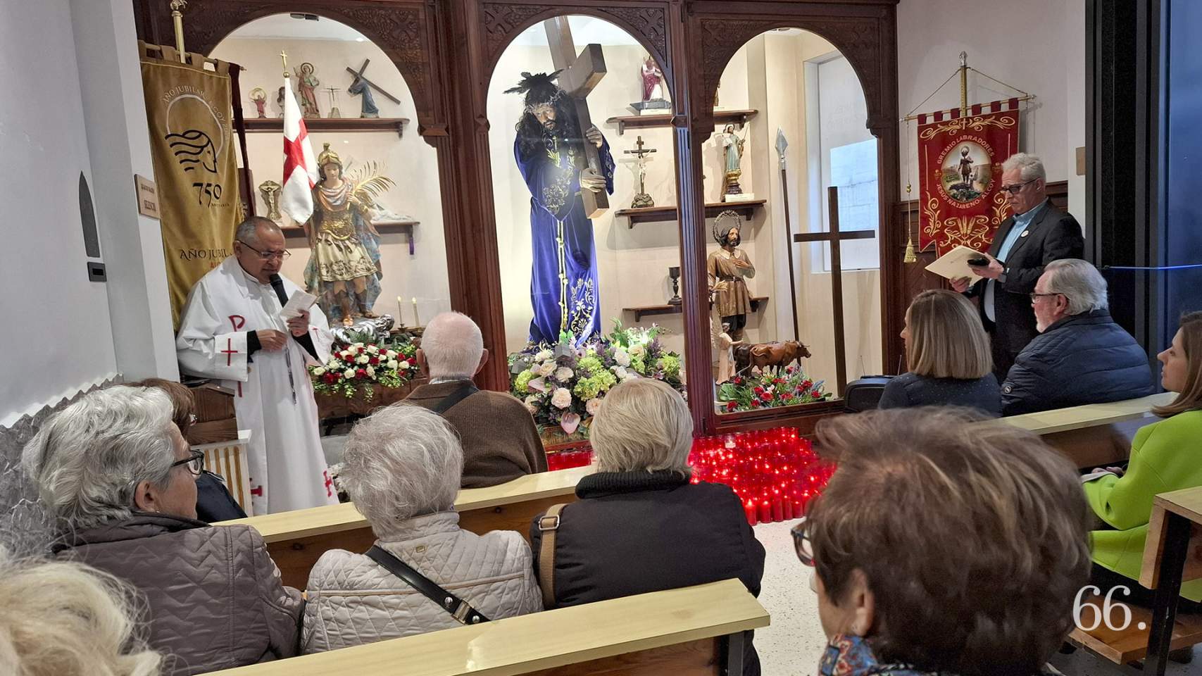 Jesús Natzaré i Sant Jordi el Xicotet, junts en la capella del Gremio de Labradores