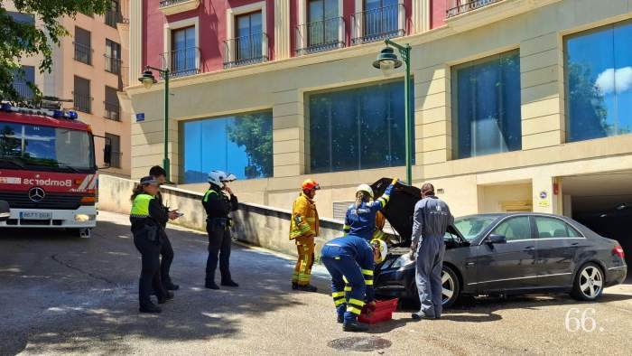 Els bombers accedint a les diverses peces del vehicle / Foto: CGC