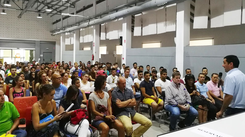 Imagen del alcalde hablando con los asistentes a la charla