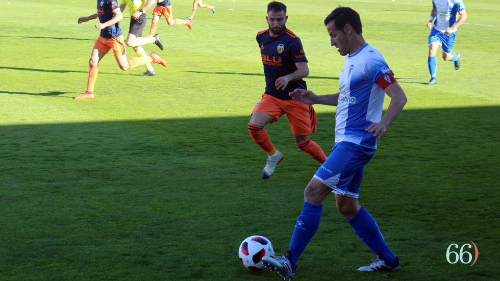 Navarro frente a un atacante del Valencia Mestalla