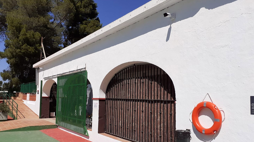 Una de las cámaras de seguridad en la piscina José Trenzano