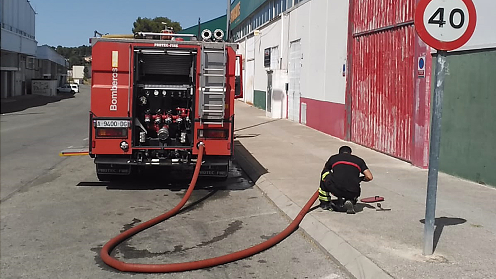 Bomberos en el polígono de La Llaona
