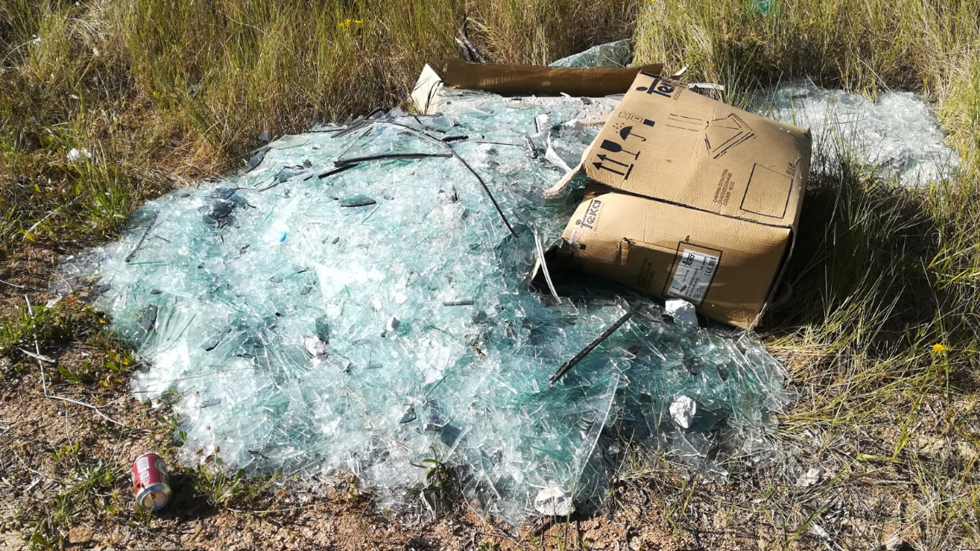 Vidrios y basura en un vertedero ilegal cercano a la Font Roja