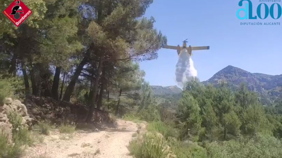 Bombers sufocant incendi d'Alcoleja // Foto: Captura video Consorci de Bombers Diputació d'Alacant