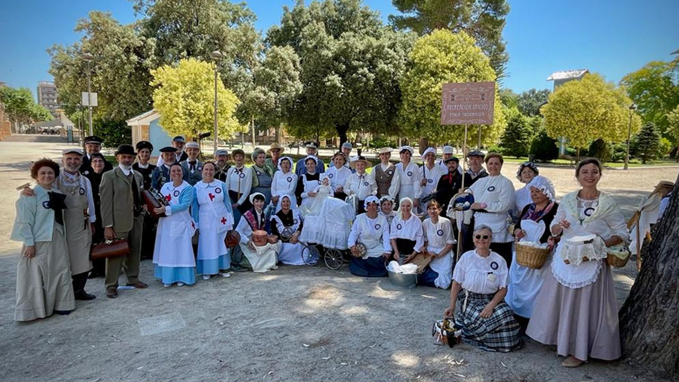 Asociación Cultural Amigos del Modernismo de Alcoy en la fira modernista de Carcaixent // Foto ACAMA
