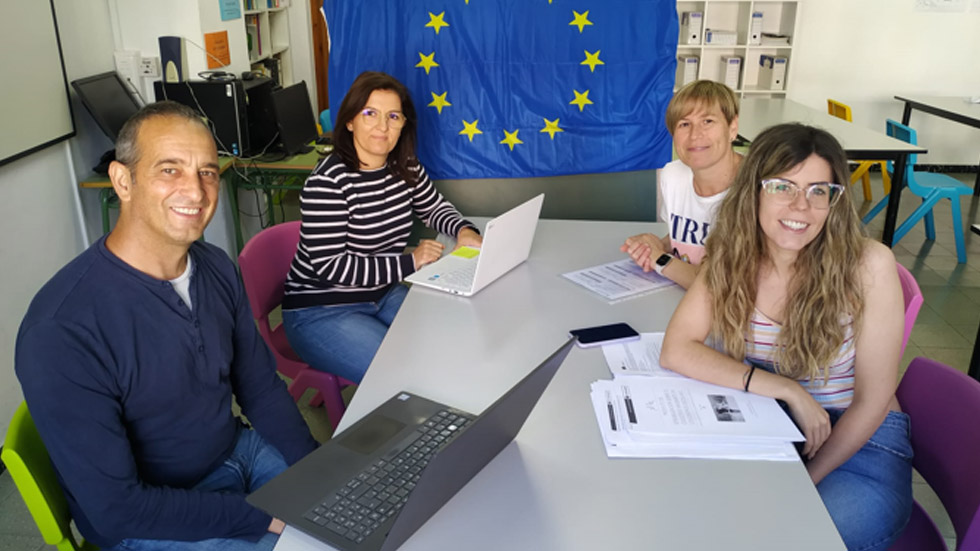 Firma conveni Carmelites, Creu Roja Alcoi i Càritas // Foto: CVLP