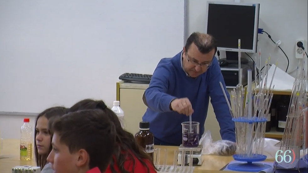 Classe de Química a l'IES Pare Vitòria // Foto: Arxiu Pàgina66)