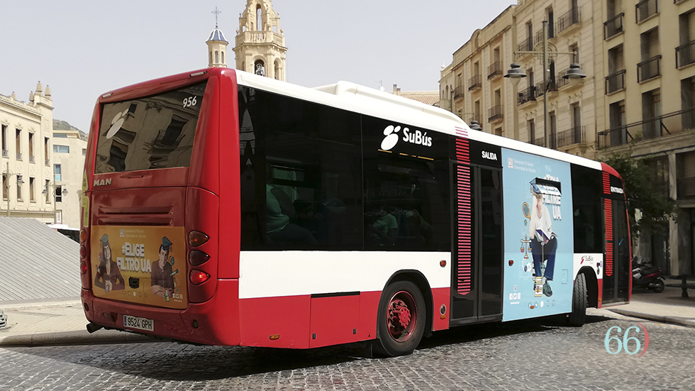 Bus en la Plaça d'Espanya // Foto: Arxiu Pagina66)