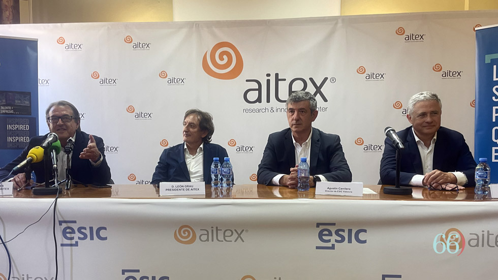 Firma del acuerdo en la sede de AITEX