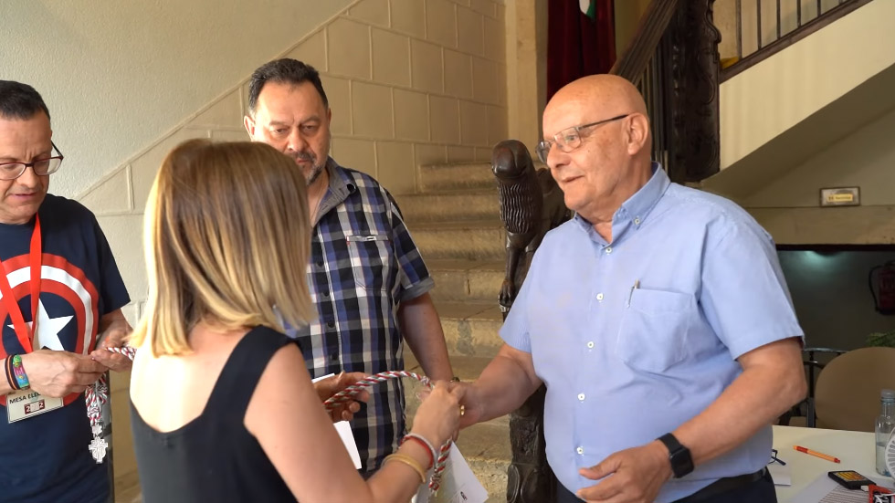 María del Carmen Aznar arreplegant la seua medalla al Casal de Sant Jordi // Foto: Captura vídeo Facebook Associació de Sant Jordi