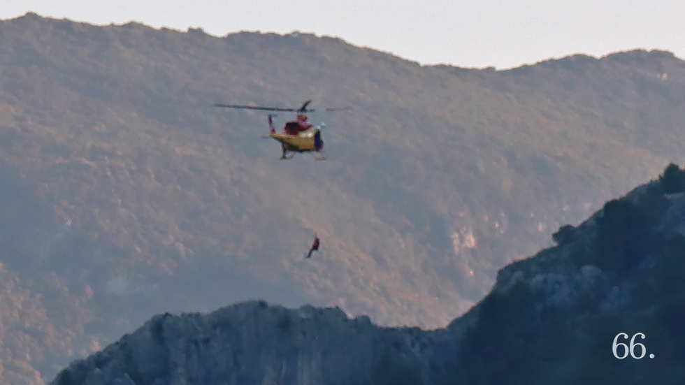 Un efectivo de emergencias desciende del helicóptero para recoger a Fernando Corbí