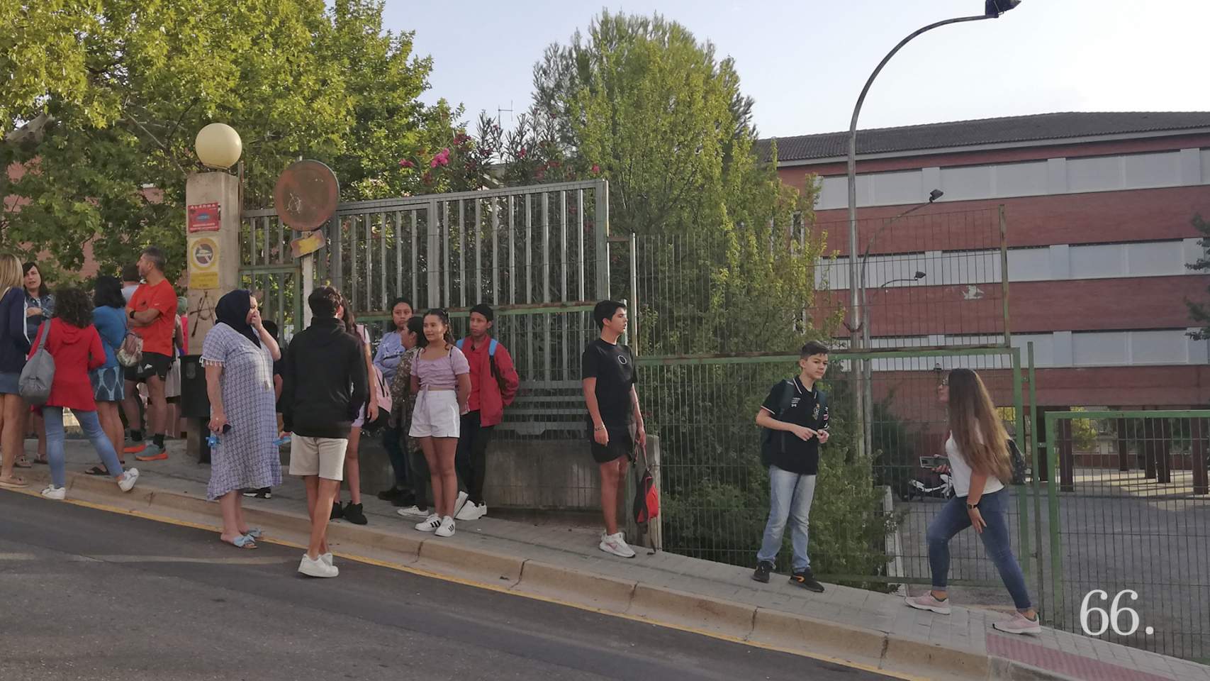 Alumnado en los exteriores del Andreu Sempere