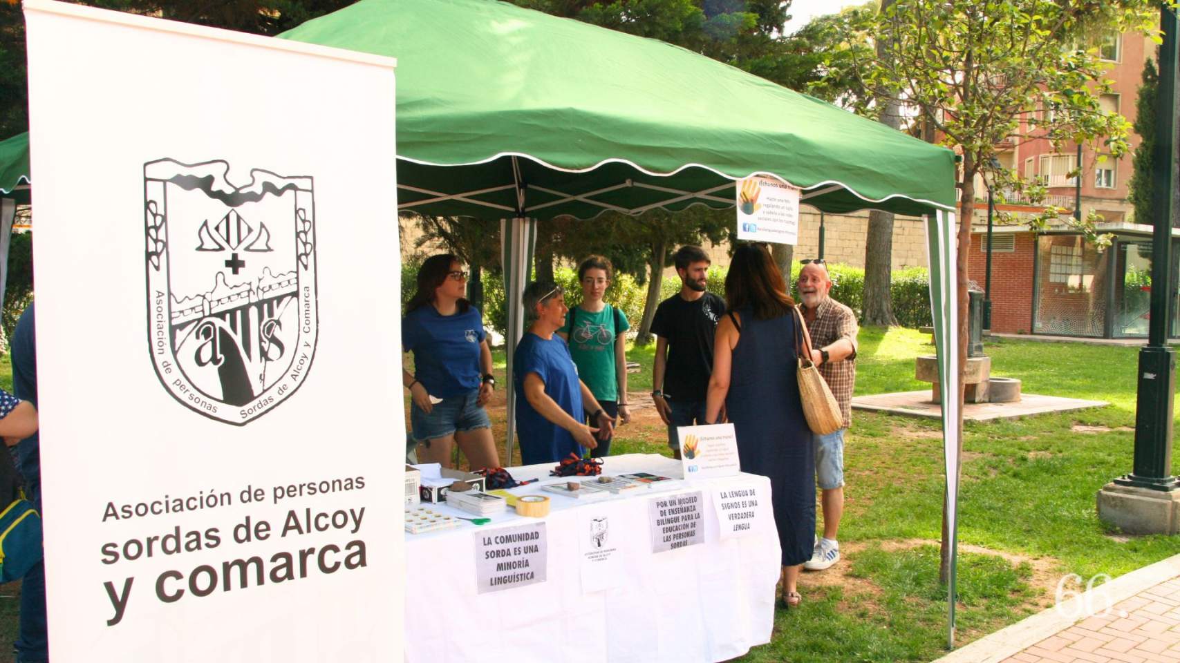 Puesto de la Asociación de Personas Sordas de Alcoy y comarca / Foto: AU
