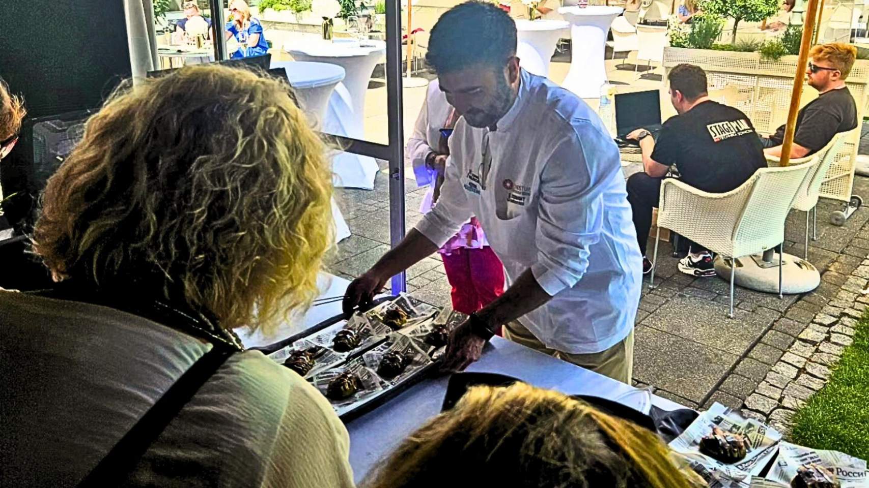 Sandín mostrant la seua tapa a Varsòvia