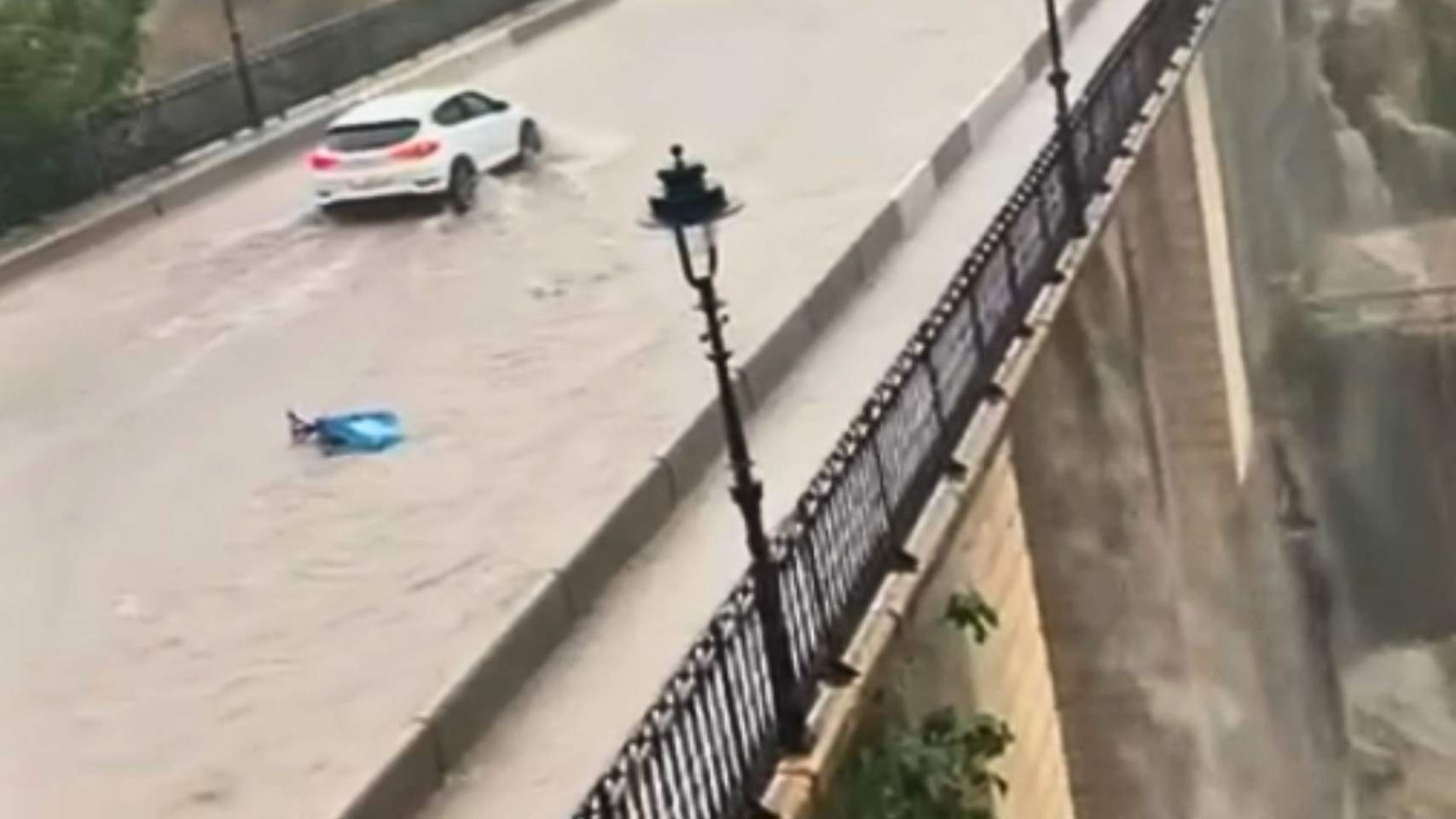 Imagen que circula por las redes sociales con el agua cayendo por el puente de María Cristina en Alcoy