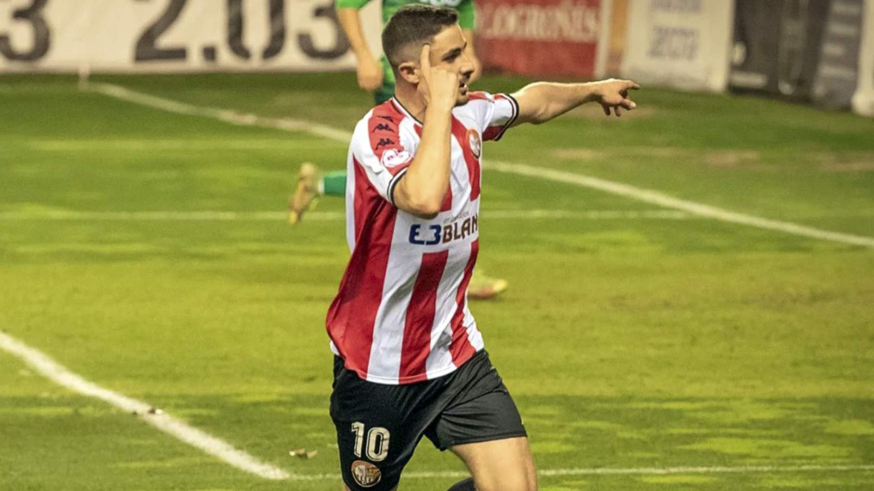 Ferni con la camiseta de la SD Logroñés / Foto: Twitter Ferni