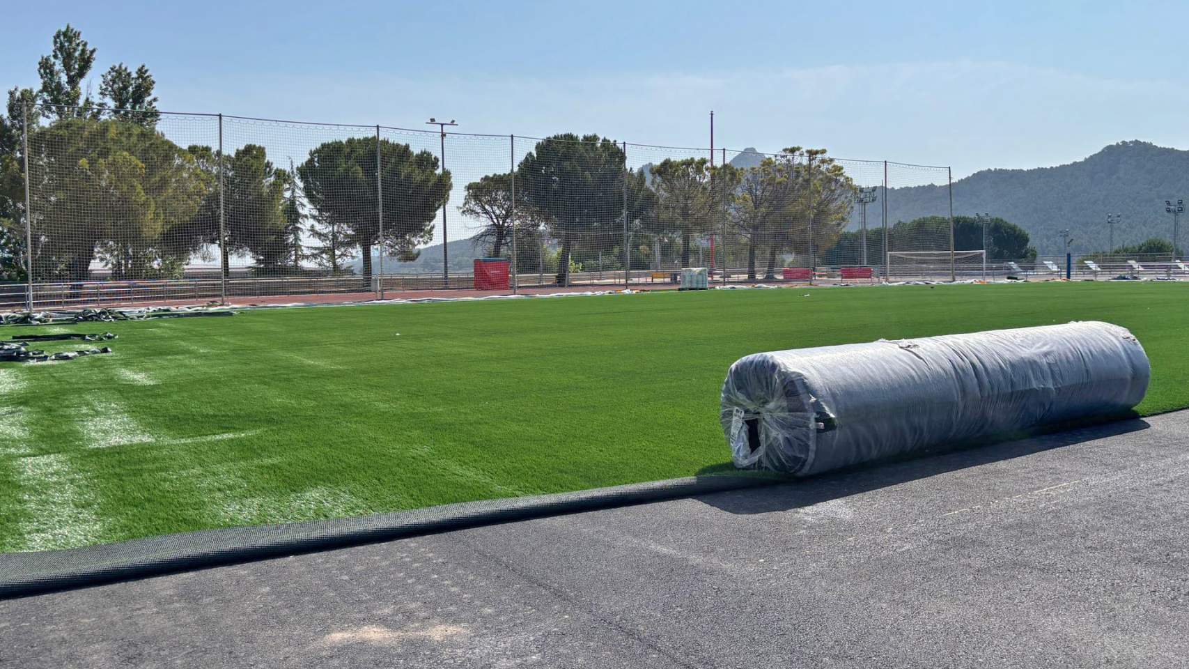Obras de sustitución del césped en el polideportivo