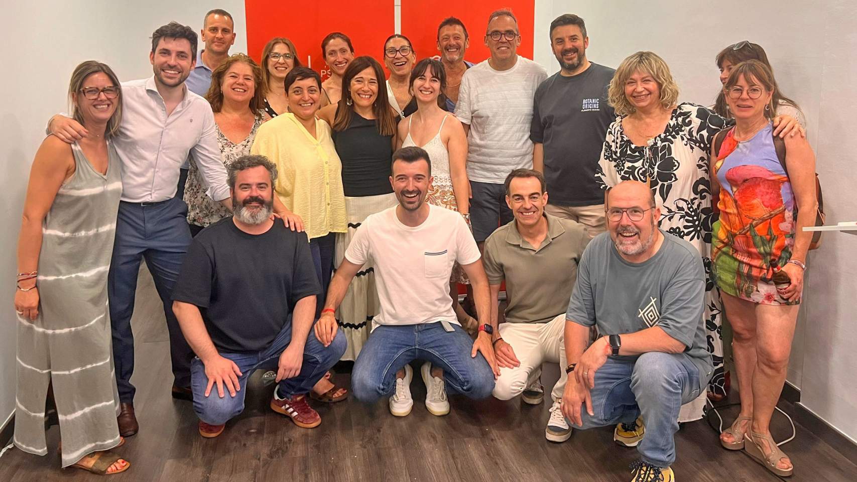 Lorena Zamorano arropada por los miembros de su lista