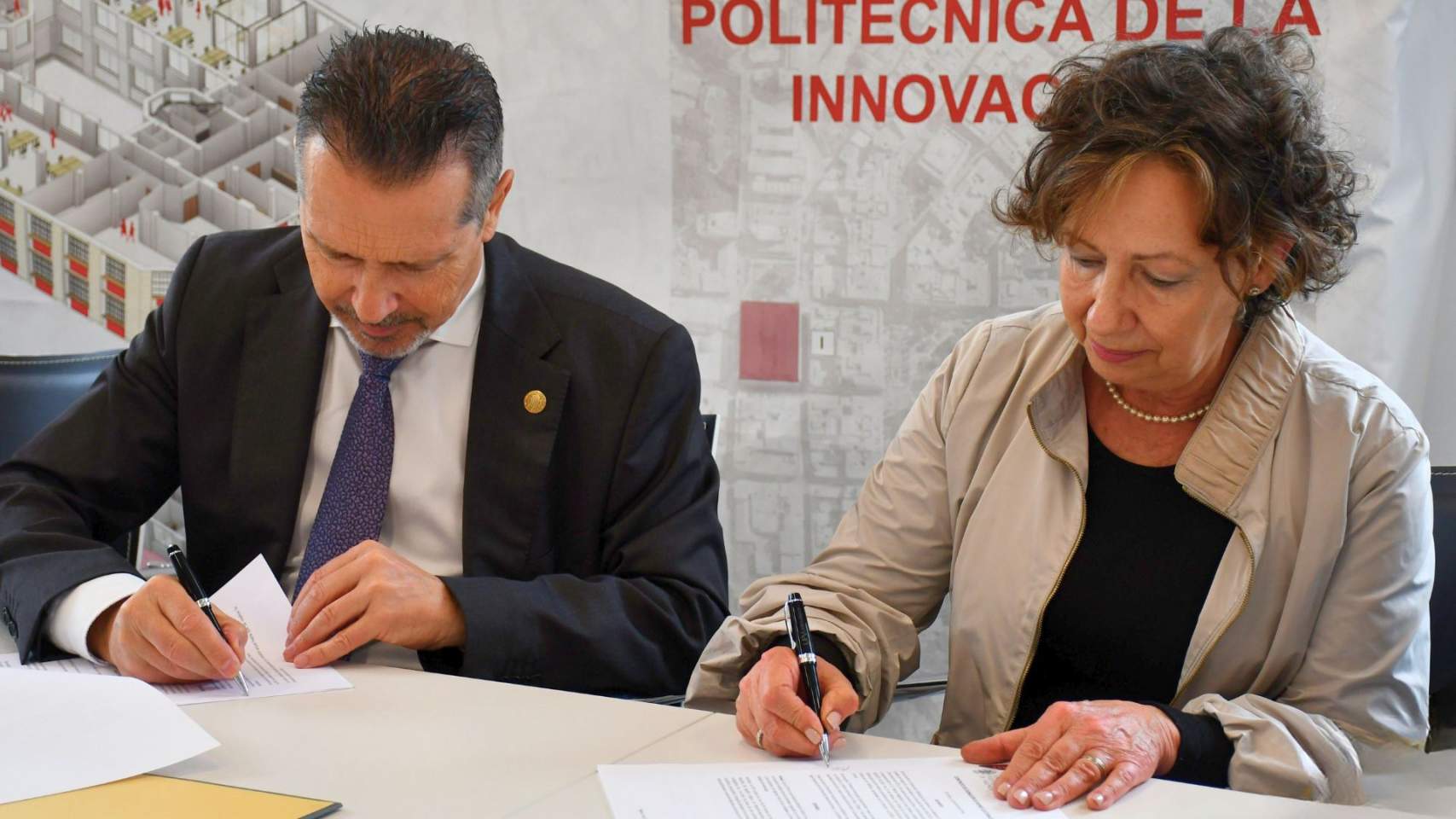 Moment de signar la donació / Foto: UPV