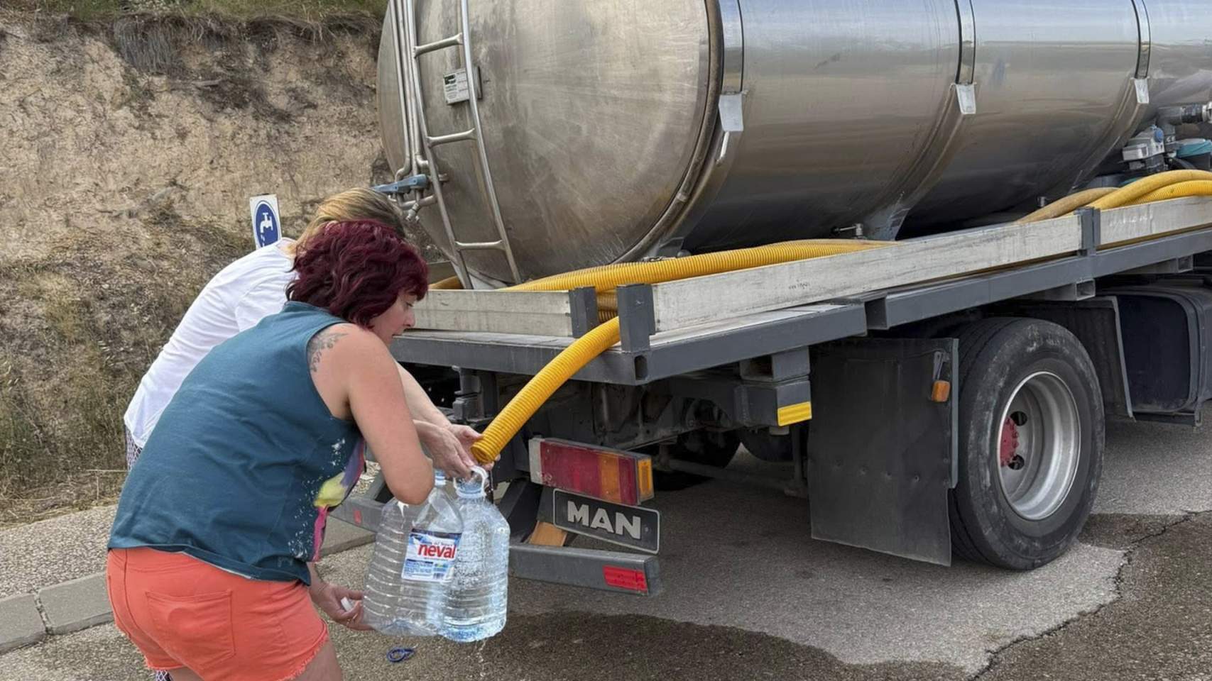 Camió cisterna en Entrepins / Foto: Miguel Jover Espi en el grup de Facebook 'Eres de Cocentaina si'