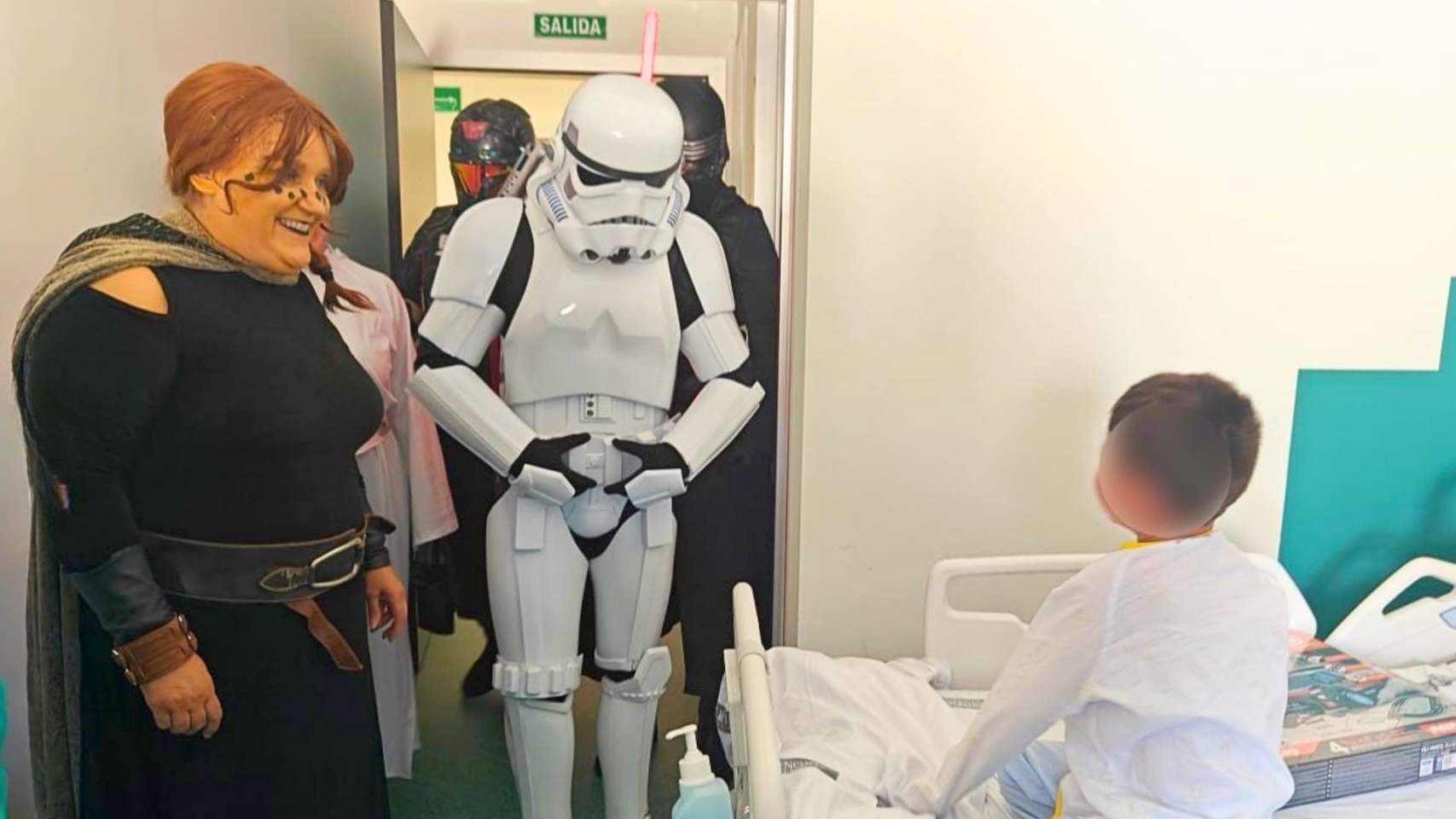 Un dels soldats d'Star Wars sorprenent a un xiquet ingressat / Foto: AEFA