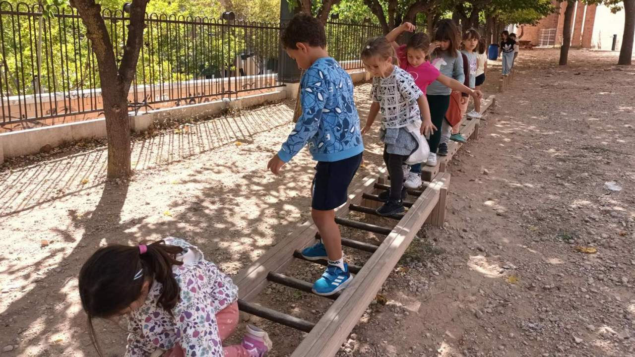 Col·legi, afectats i partits polítics reaccionen per a recuperar la tercera aula de 3 anys del CEIP El Romeral