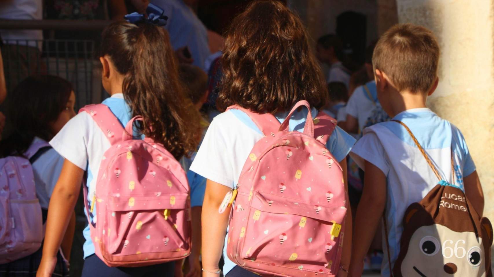 Xiquets i xiquetes entrant a classe / Foto: ArxP66