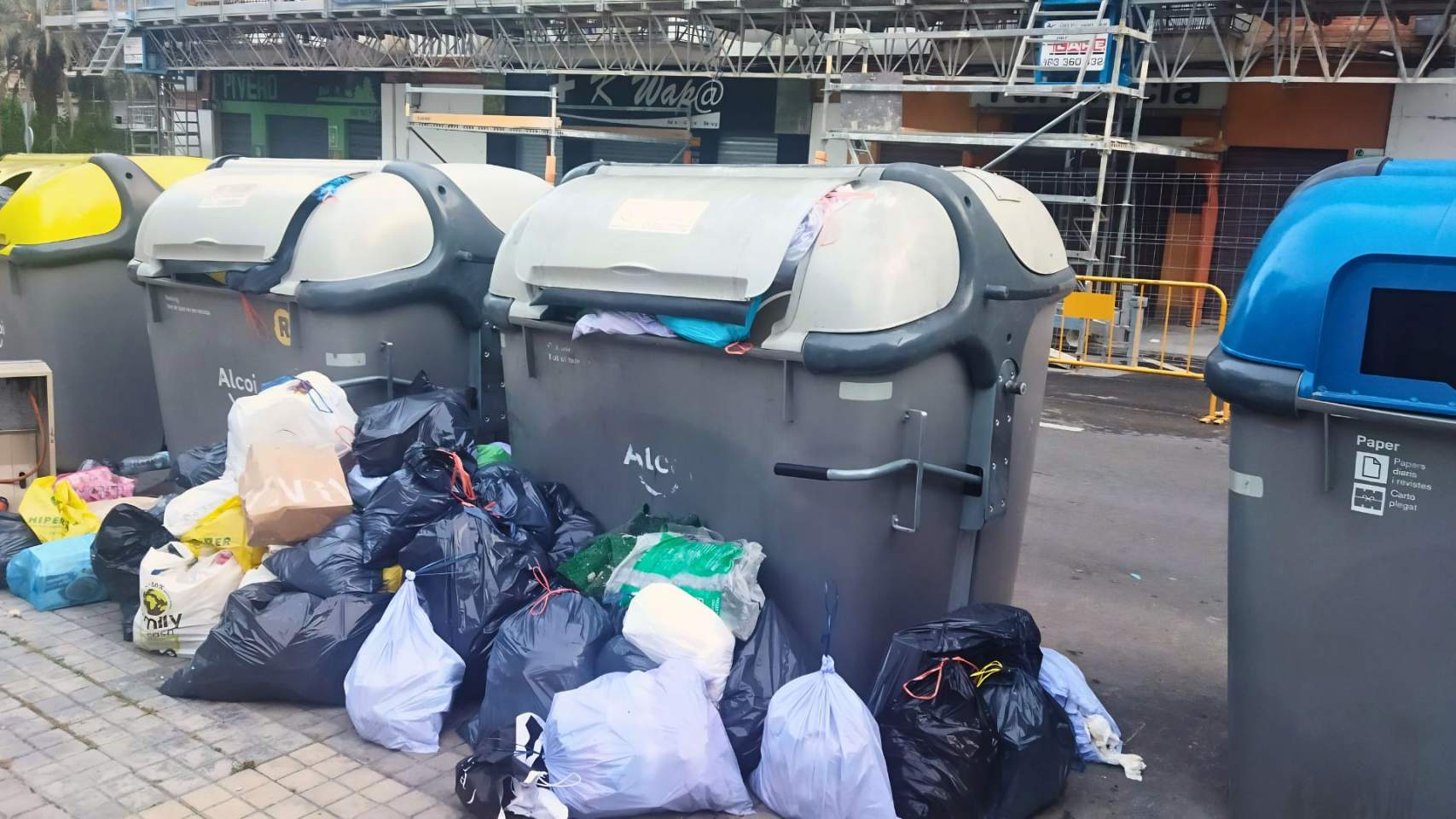 Contenidors del carrer Escultor Peresejo / Foto: GA