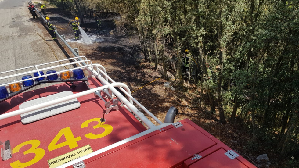Imagen de los bomberos desplazados hasta el incendio