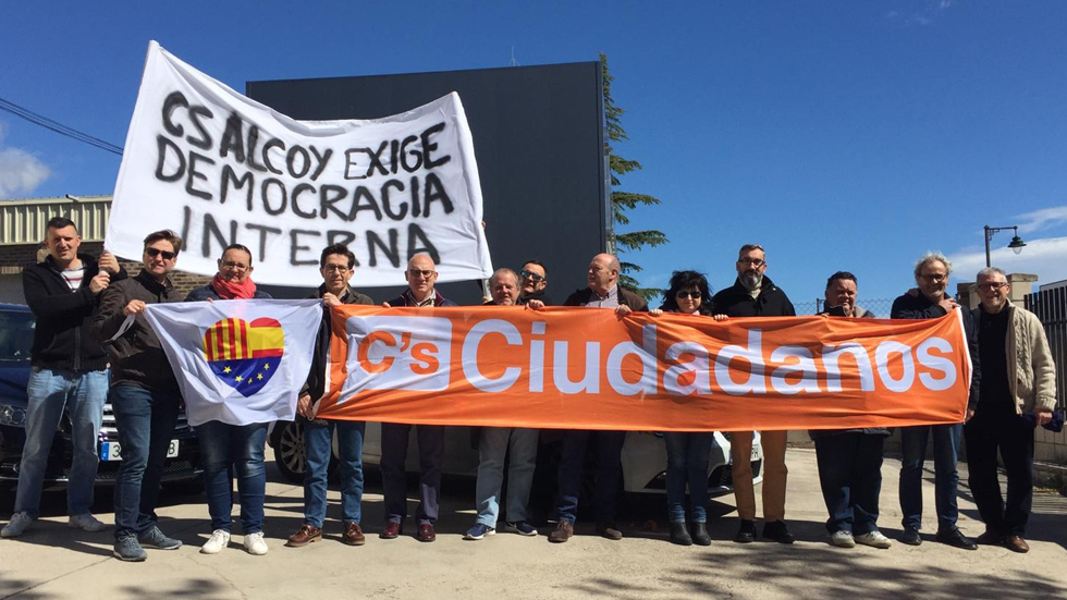 Militantes de Ciudadanos disconformes con la actual dirección, antes de las elecciones